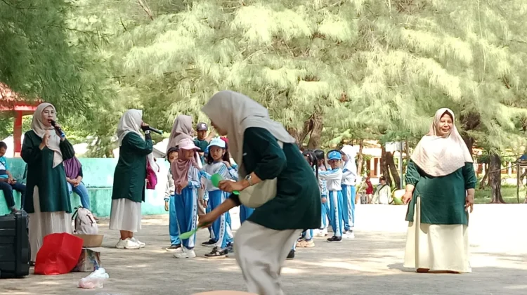 Siswa TK Pembina Sumenep Belajar Alam di Pantai Lombang