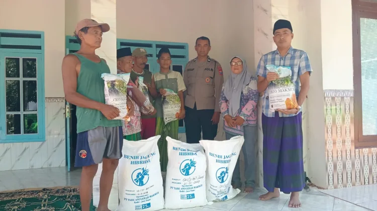 Polsek Gapura Dukung Petani dengan Bibit Jagung