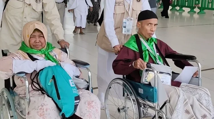 Jamaah Lansia Kloter SUB 77 Tuntaskan Thawaf Ifadah dengan Pendampingan Intensif