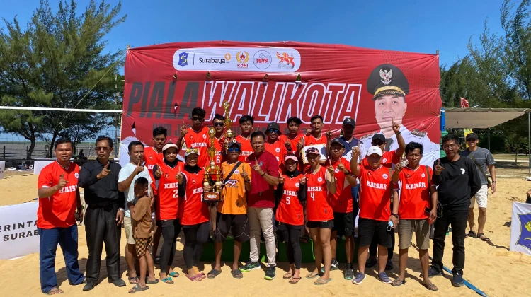 Kalahkan Unesa, Tim Voli Pantai Putri Sumenep Juara Piala Wali Kota