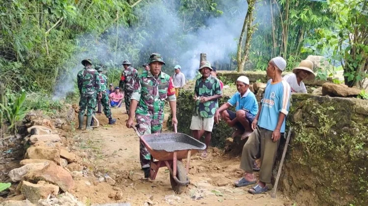 Tak Hanya Bangun Jembatan, Kodim Sumenep Perbaiki Jalan Akses Warga Ambunten