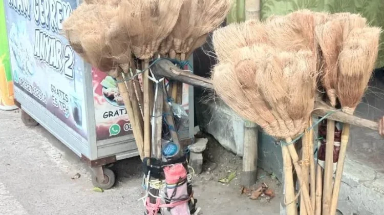 Penjual Sapu Serabut Kelapa Keliling Jalan Kaki