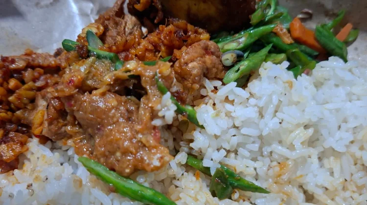 Nikmatnya Nasi Campur, Tak Pernah Kehilangan Penggemar