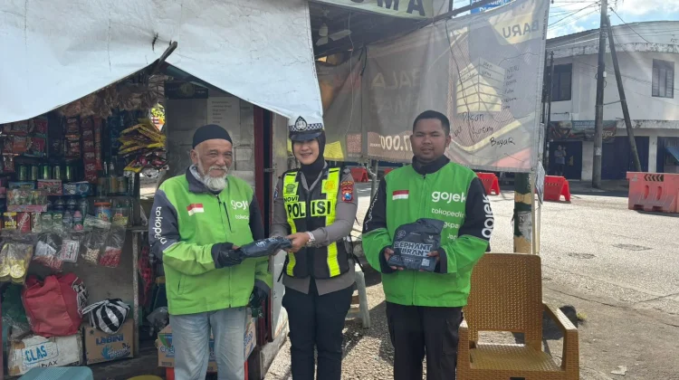 Polantas Menyapa, Satlantas Sumenep Bagikan Jas Hujan dan Senter kepada Ojol