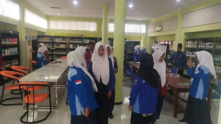 Tingkatkan Literasi, Siswa SMPN 1 Dasuk Kunjungi Perpusda Sumenep