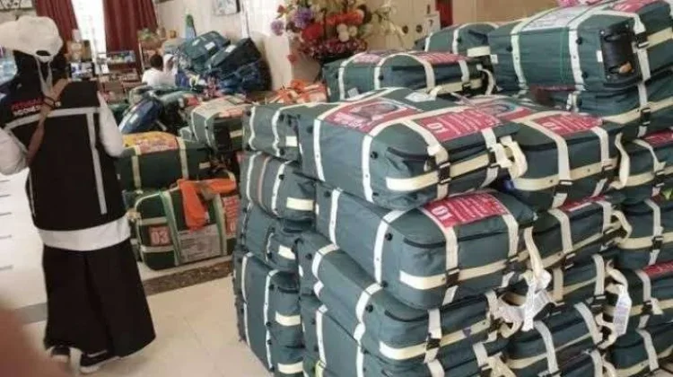 Pengambilan Koper dan Air Zamzam Jamaah Haji Sumenep Tunjukkan Paspor Asli