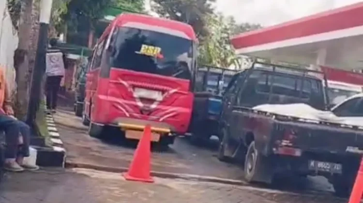 Antrean BBM Mengular di SPBU Paberasan, Warga Berharap Pasokan Kembali Normal
