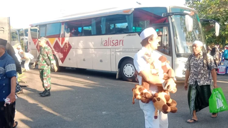 Boneka Unta Jadi Oleh-Oleh Unik Jemaah Haji Sumenep
