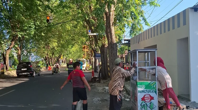 Kita Berbagi Sosial Bagikan 75 Nasi Bungkus Gratis