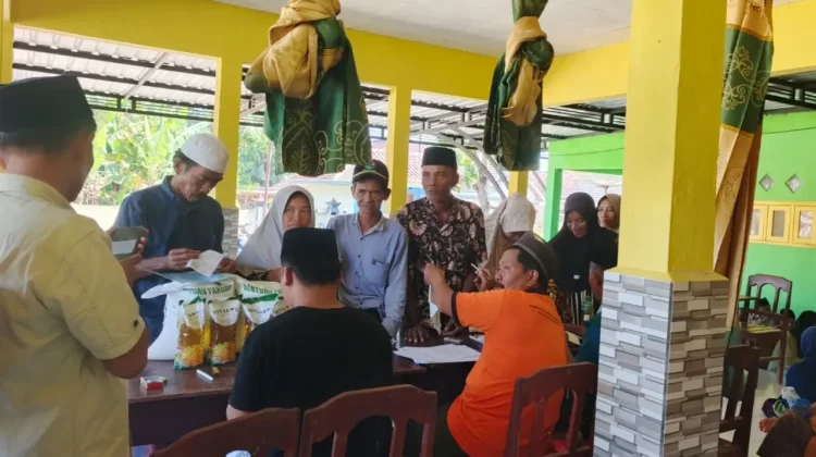 Pemdes Basoka Salurkan Bantuan Pangan Bulog, Setiap KPM Terima 20 Kg Beras dan 4 Lite
