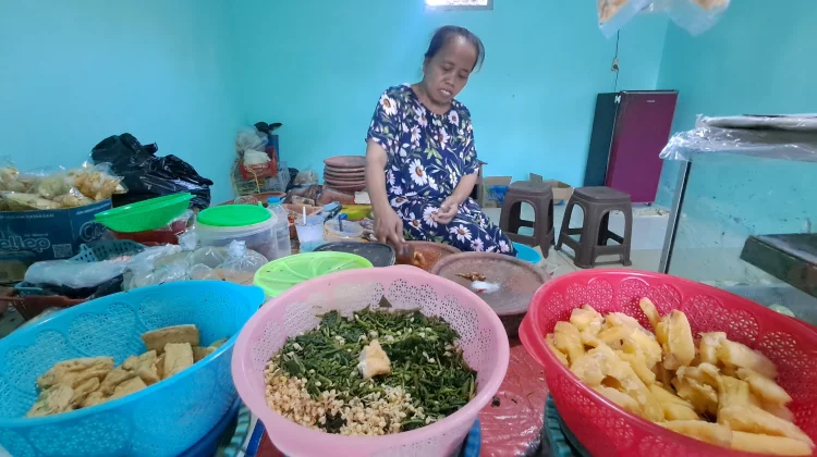 Rujak Legendaris Tomina Bertahan Tiga Dekade