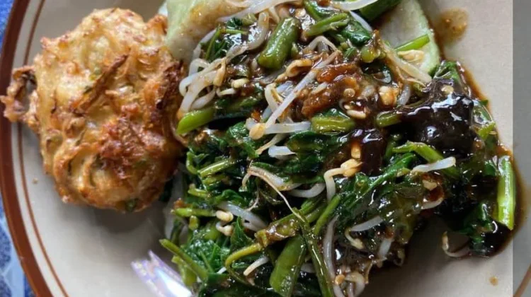 Sayur Kangkung Siram Bumbu Petis Rumahan Jadi Favorit, Menggugah Selera