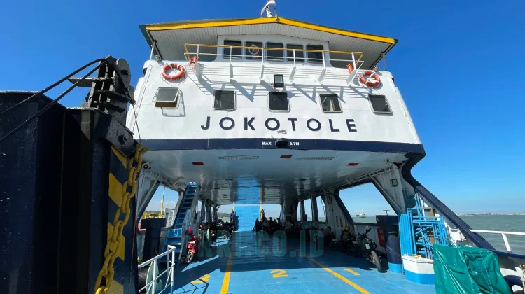 Nostalgia Kapal Feri Legendaris Masih Menyusuri Selat Madura