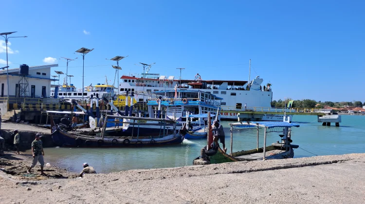 Pelabuhan Kalianget Favorit Menikmati Senja