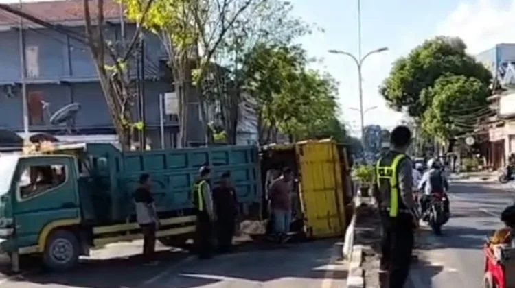 Halo RRI: Truk Pasir Terguling, Arus Lalu Lintas Dialihkan