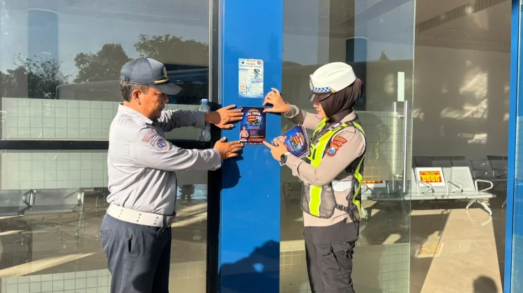 Satlantas Sumenep Tempel Stiker Call Center Polri