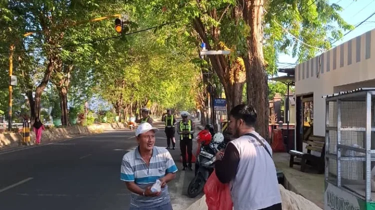 Jumat Berkah, KBS Tebar Kepedulian Lewat Nasi Bungkus Tujuan Akhirat