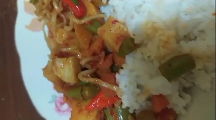 Mie Goreng Plus Sayur Tumis Bikin Santap Makin Nikmat