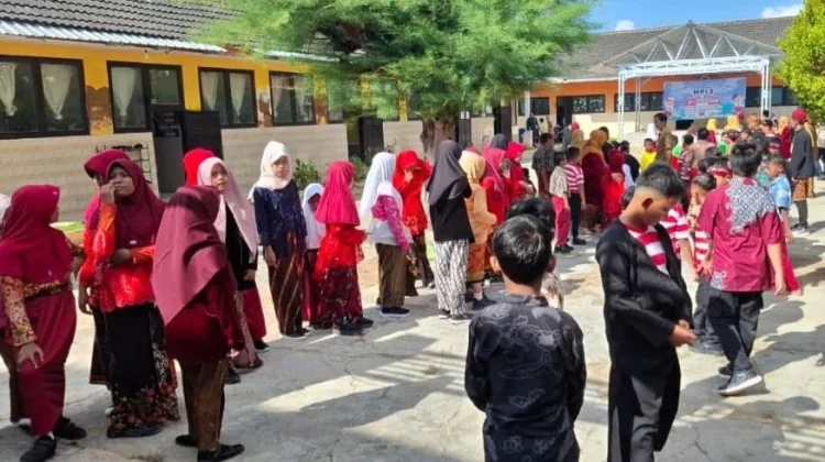 Halo RRI: Warga Apresiasi Penggunaan Baju Adat pada MPLS di Sumenep
