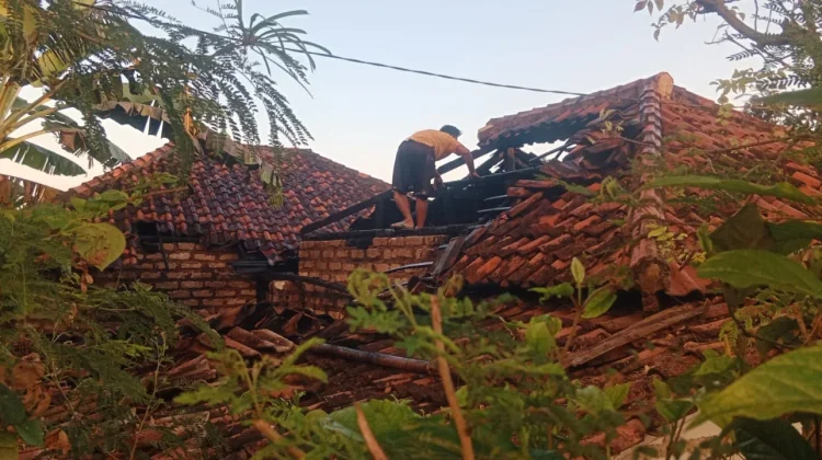 Semangat Gotong Royong Jinakkan Api di Bluto sebelum Petugas Damkar Tiba