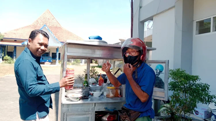 Tak Punya Toko, tapi Punya Ratusan Pelanggan: Cerita Bakso Keliling Pak Yahya