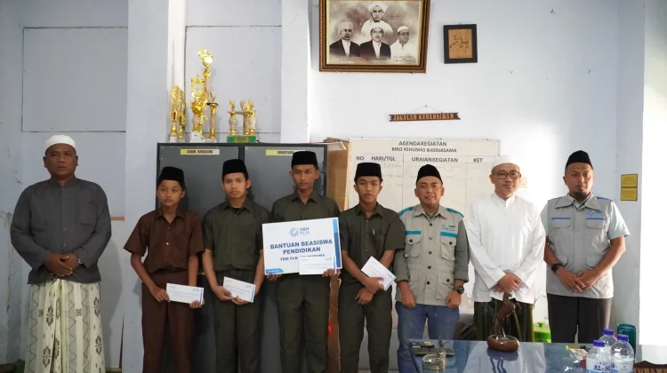 Maknai Kemerdekaan Indonesia, PLN UP3 Madura Salurkan Bantuan Pendidikan Santri