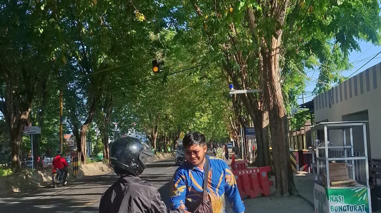 Kita Berbagi Sosial Sumenep Bagikan Ratusan Nasi Bungkus Gratis