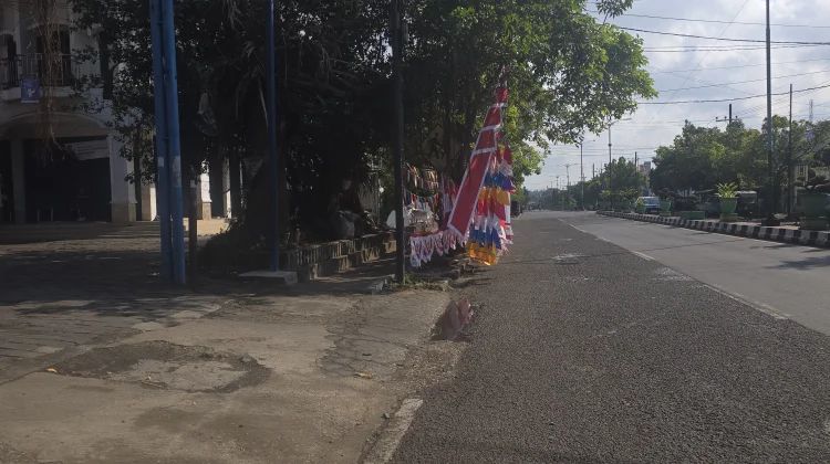 Pedagang Bendera Musiman Mulai Marakkan Jalan Protokol di Sumenep