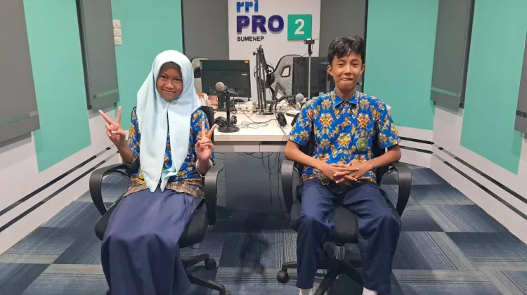 Rizka dan Firga MTsN 2 Sumenep Berbagi Kisah Lolos OSN Provinsi di Dialog RRI Pro 2