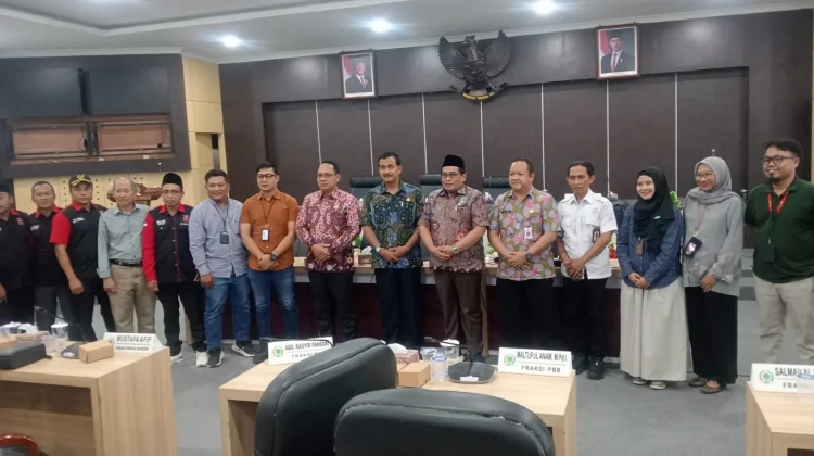 HUT RI 81, PLN UP3 Madura Kawal Penataan Jaringan Listrik demi Keamanan Pamekasan