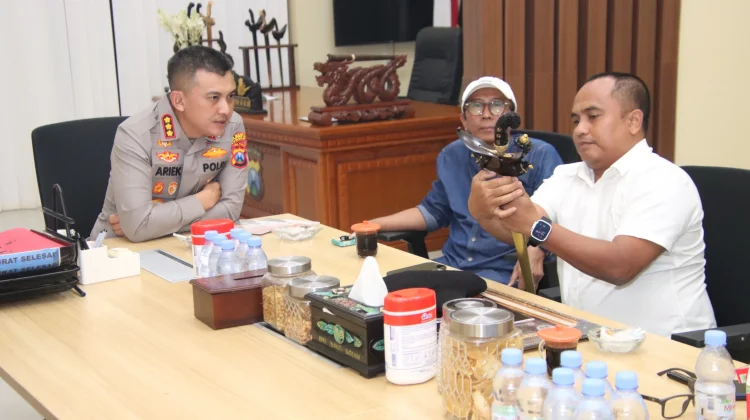 Kapolresta Sumenep Terima Keris Budaya