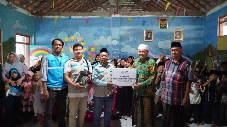 YBM PLN UP3 Madura Nyalakan Asa Santri lewat Bantuan Pendidikan di Momentum HUT RI
