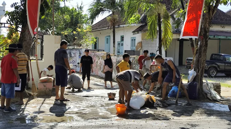 Sambut HUT ke-81 RI, Warga Pabian Sumenep Gelar Aksi Gotong Royong dan Perbaiki Jalan
