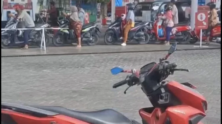 Warga Sumenep Keluhkan Antrean Panjang dan Kelangkaan Pertalite