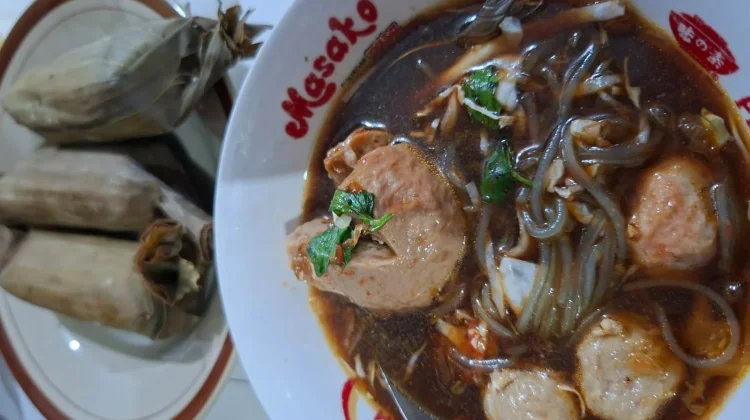 Bakso Sajian Lontong Jadi Favorit, Menggugah Selera