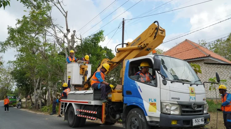 Tim Gabungan PLN dan DLH Pamekasan Terjunkan 5 Tim "GEMPUR MADURA" di Palengaan