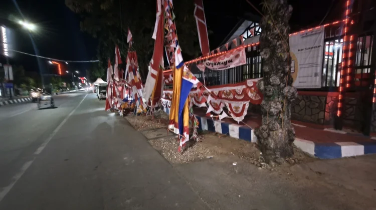 Penjual Ornamen Agustusan Semarakkan Suasana Kemerdekaan di Jalan Trunojoyo