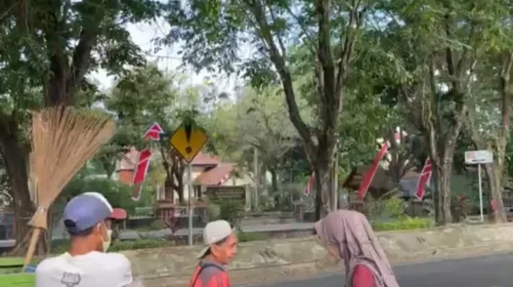 KBS Sumenep Bagikan Ratusan Nasi Gratis di Jalan