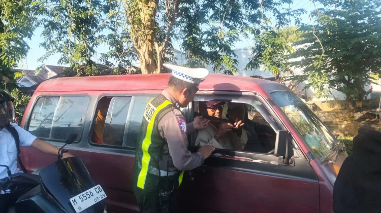 Polantas Menyapa, Satlantas Polresta Sumenep Edukasi Pengguna Jalan Sumenep
