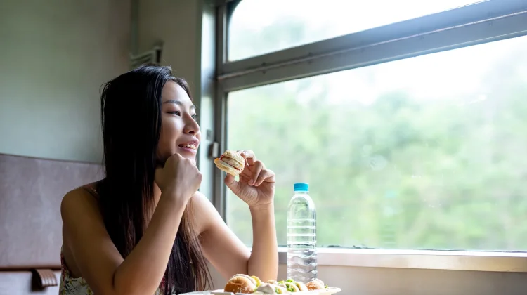 Tips Pintar Menjaga Pola Makan di Perjalanan atau saat Berlibur