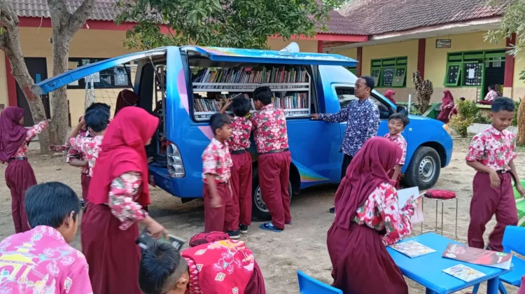 Perpusling Dispusip Sumenep Kenalkan Literasi dan Olahraga di SDN Kebunan I