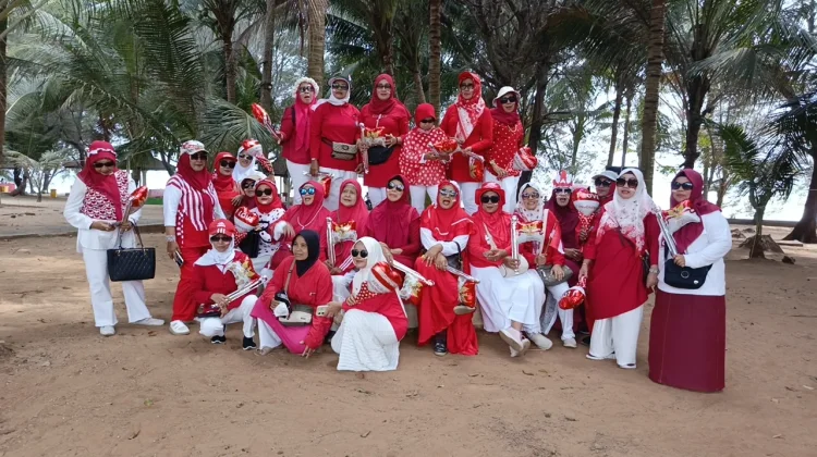 Lansia Grup Renang Kartini TSI Sumenep Semarakkan HUT ke-81 RI di Pantai Salopeng