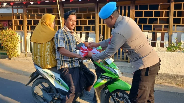 Polsek Batuputih Bagikan Bendera Merah Putih jelang HUT RI ke 81