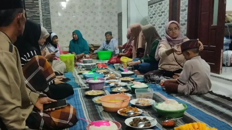 Malam Kemerdekaan Warga Pandian, Merawat Tradisi di Tanean Lanjang