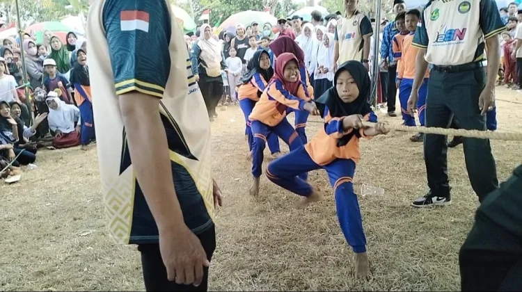 Tarik Tambang Ajarkan Siswa Pasongsongan Makna Perjuangan