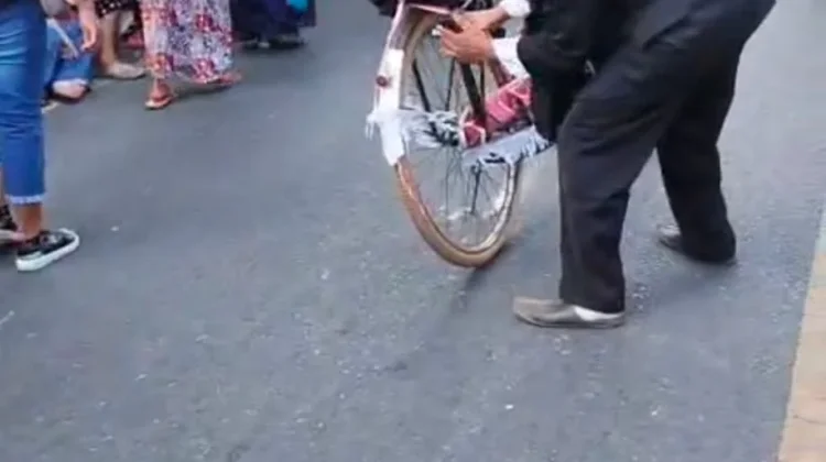 Oemar Bakri Curi Perhatian di Karnaval Pasongsongan