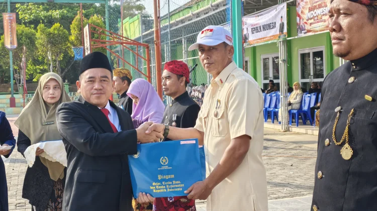 Guru MAN Sumenep Terima Satyalancana Karya Satya dari Presiden RI
