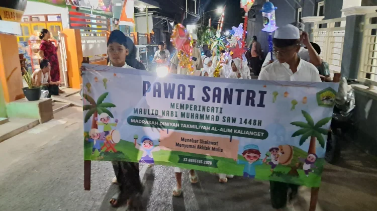 Pawai Santri Semarakkan Maulid Nabi