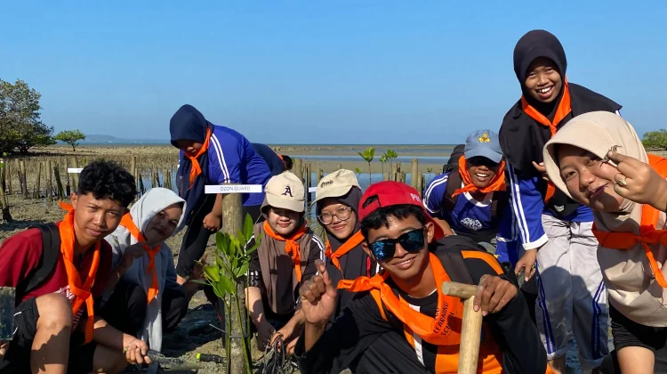 Hari Keenam Eco Learning School 2026, Siswa Tanam 100 Mangrove di Pesisir Saronggi