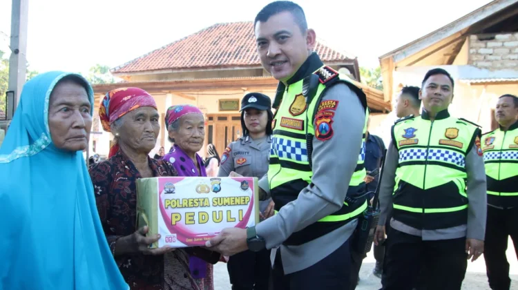 Kapolresta Sumenep Serahkan Bantuan Sembako Kepada Warga di Desa Nyabakan